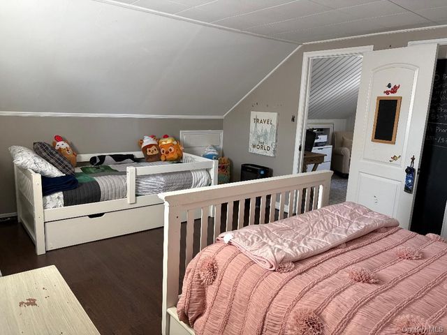 25 Park Circle, New Hyde Park, NY 11040