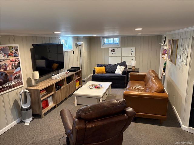 25 Park Circle, New Hyde Park, NY 11040