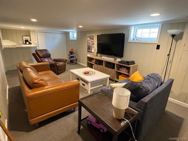 25 Park Circle, New Hyde Park, NY 11040