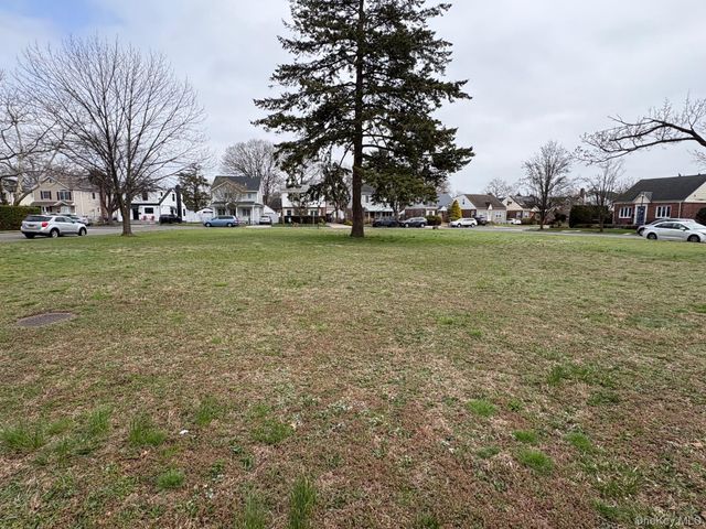 25 Park Circle, New Hyde Park, NY 11040