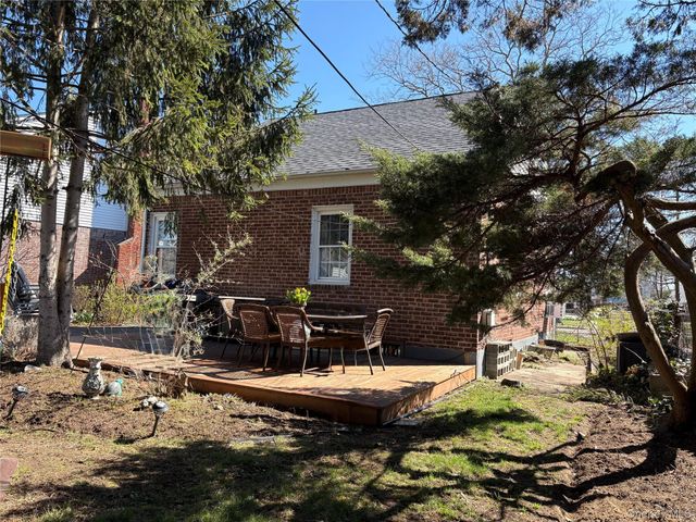 25 Park Circle, New Hyde Park, NY 11040