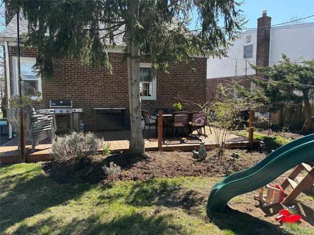 25 Park Circle, New Hyde Park, NY 11040