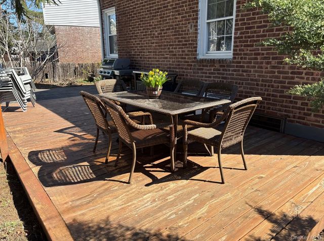 25 Park Circle, New Hyde Park, NY 11040