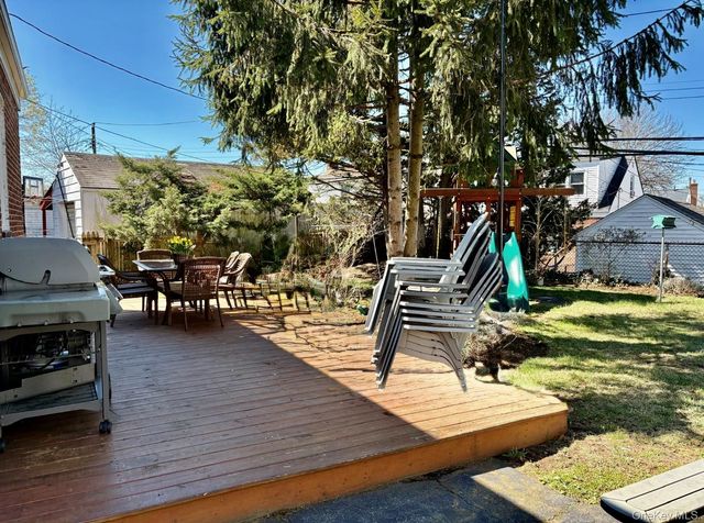 25 Park Circle, New Hyde Park, NY 11040