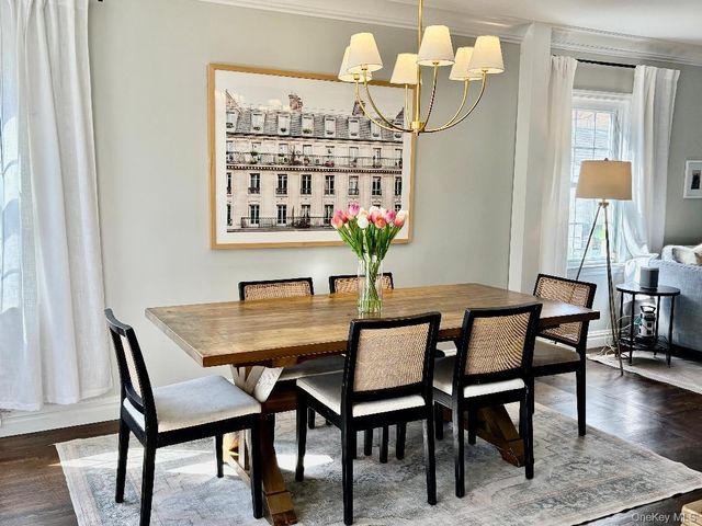 25 Park Circle, New Hyde Park, NY 11040