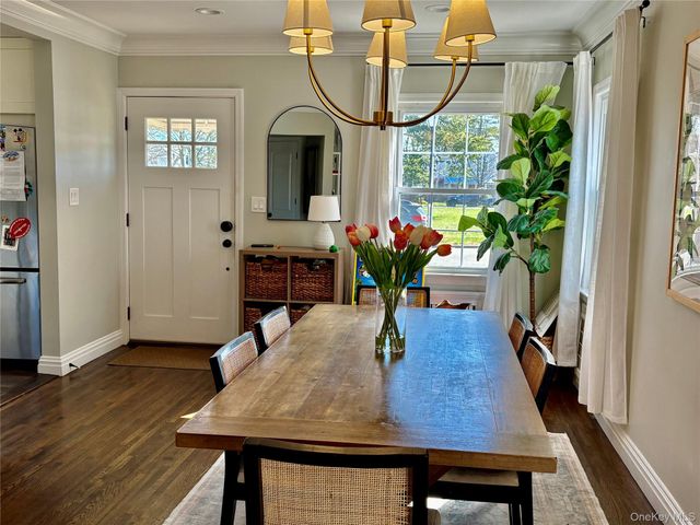 25 Park Circle, New Hyde Park, NY 11040