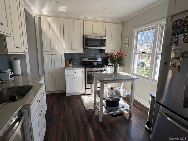 25 Park Circle, New Hyde Park, NY 11040