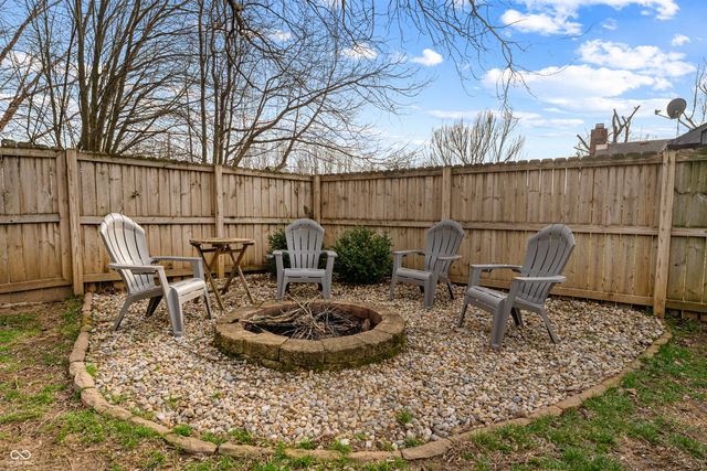 674 S Windmill Trail, Greenwood, IN 46142