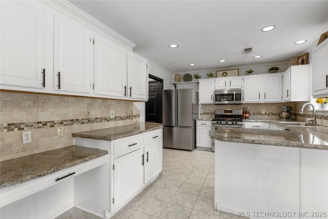 8802 N 136th East Avenue, Owasso, OK 74055