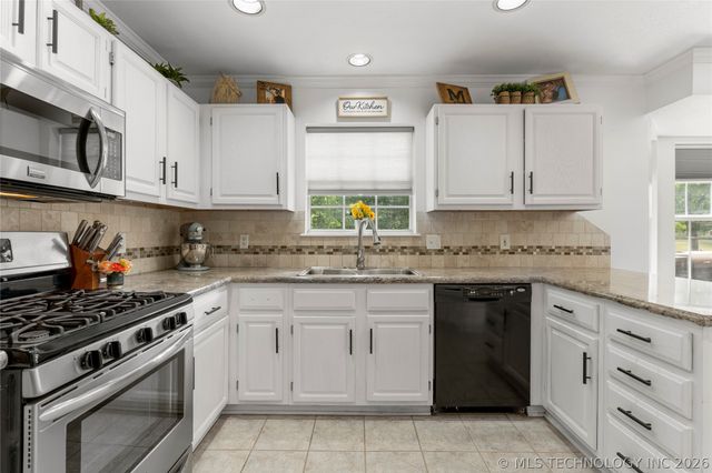 8802 N 136th East Avenue, Owasso, OK 74055