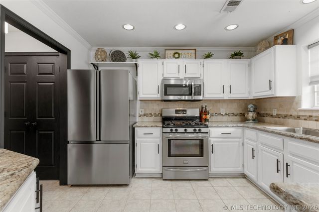 8802 N 136th East Avenue, Owasso, OK 74055