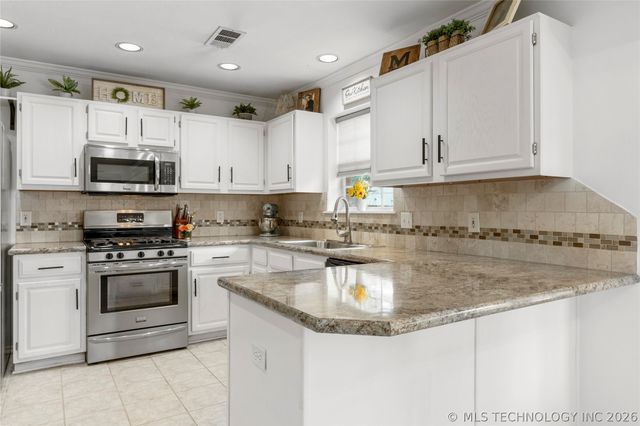 8802 N 136th East Avenue, Owasso, OK 74055