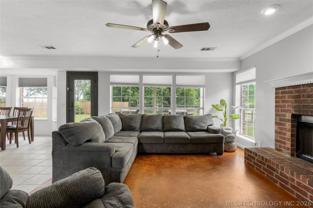 8802 N 136th East Avenue, Owasso, OK 74055