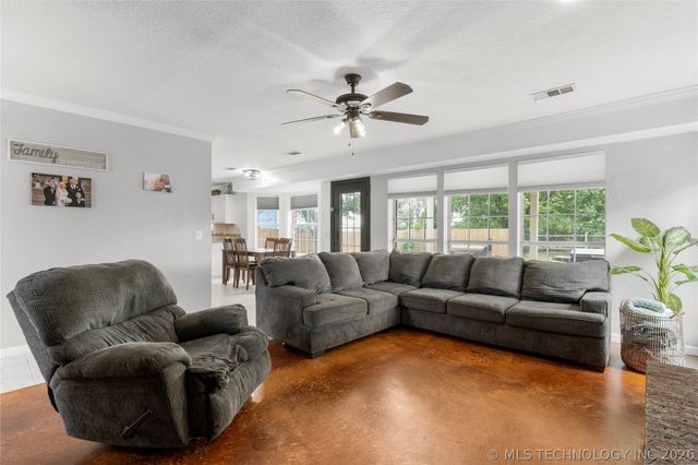 8802 N 136th East Avenue, Owasso, OK 74055