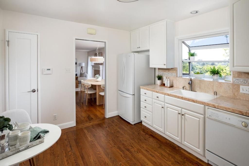 Image 10 of property listing at 1029 Lupin (Lower) Way, San Carlos, CA 94070