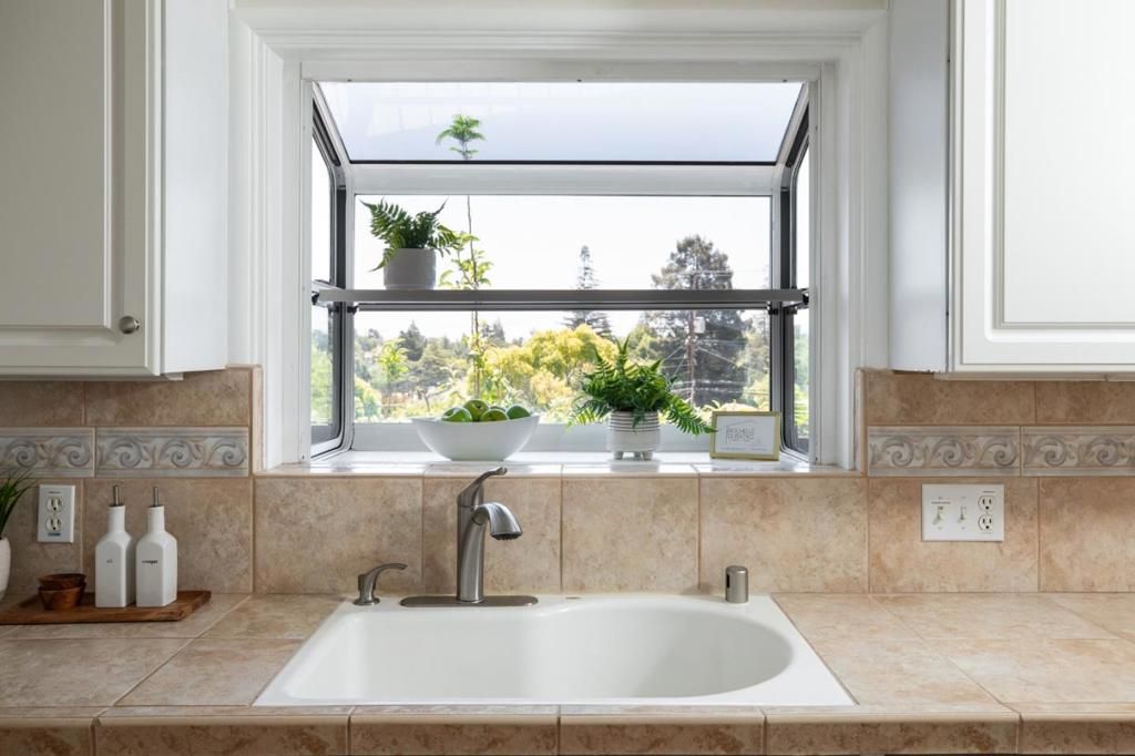 Image 11 of property listing at 1029 Lupin (Lower) Way, San Carlos, CA 94070
