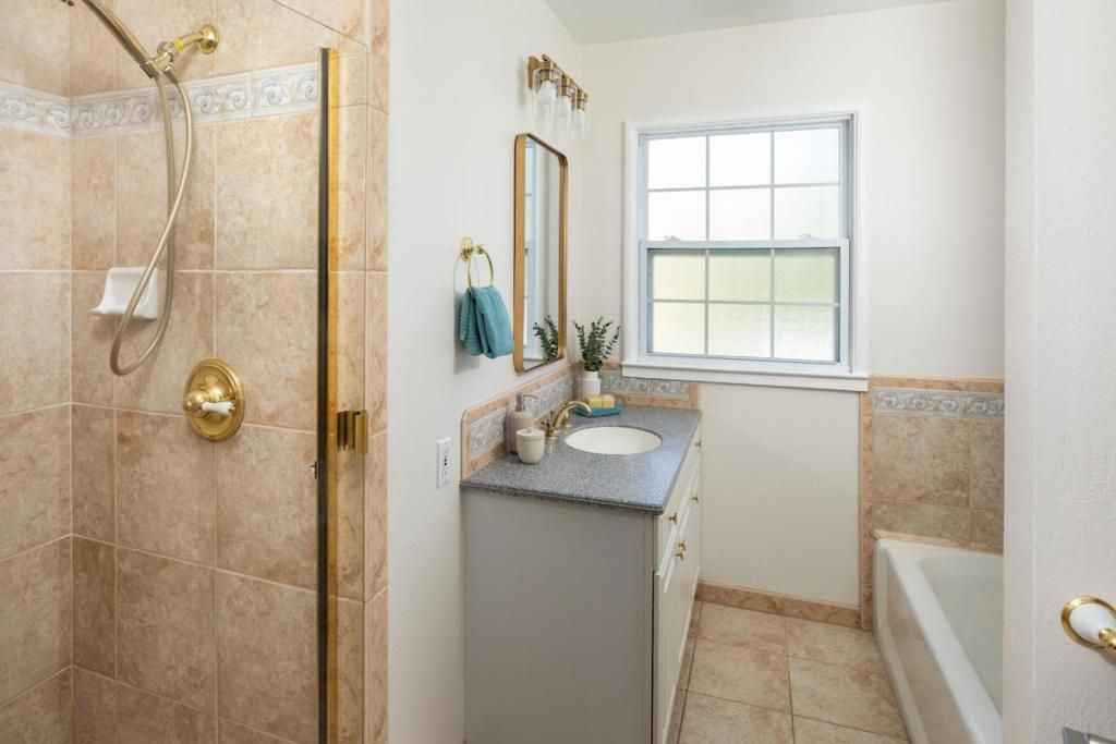 Image 13 of property listing at 1029 Lupin (Lower) Way, San Carlos, CA 94070