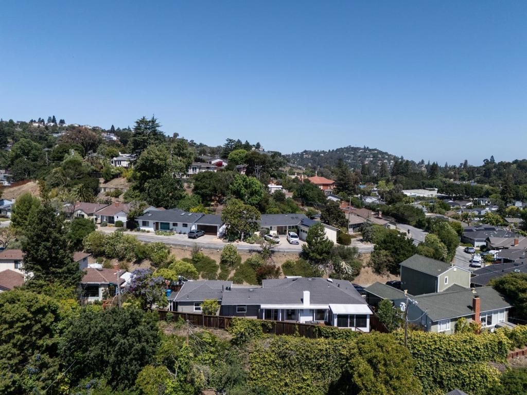 Image 2 of property listing at 1029 Lupin (Lower) Way, San Carlos, CA 94070