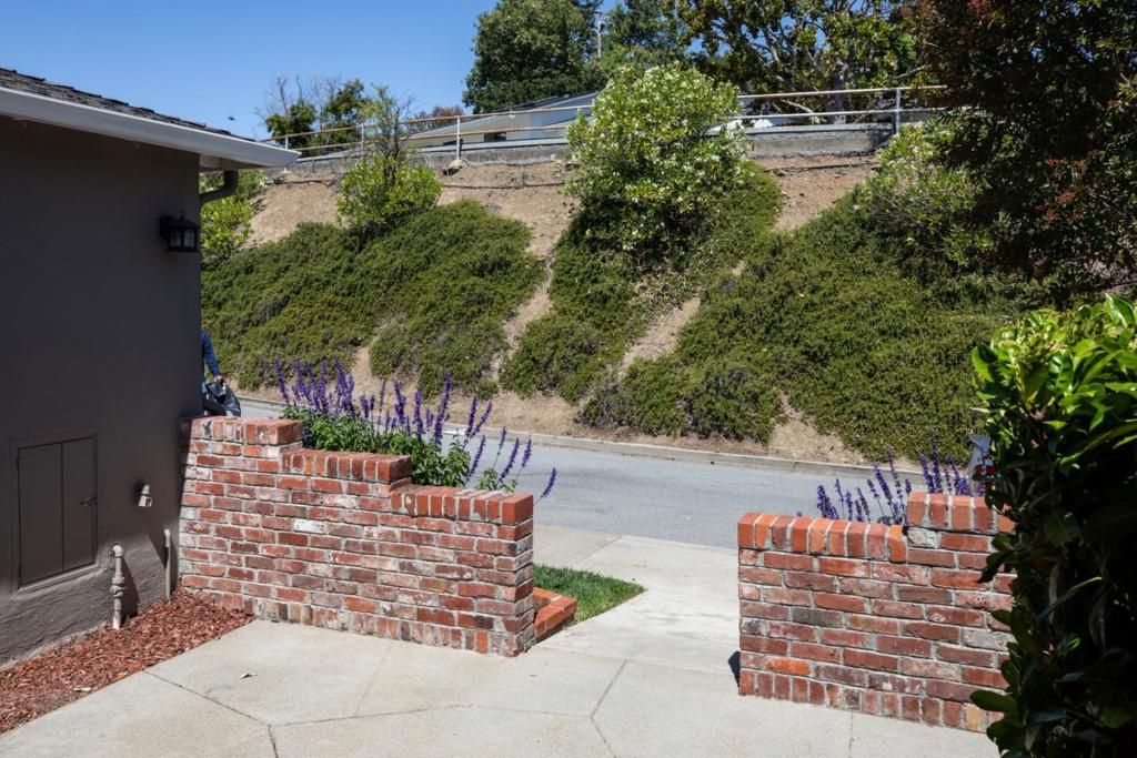 Image 3 of property listing at 1029 Lupin (Lower) Way, San Carlos, CA 94070