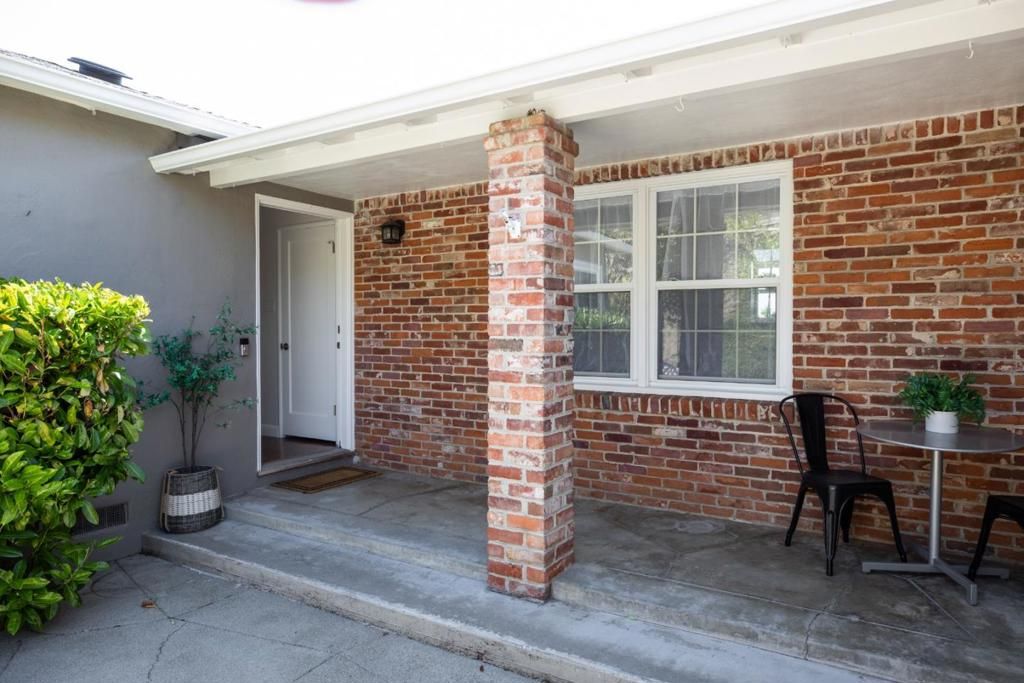 Image 4 of property listing at 1029 Lupin (Lower) Way, San Carlos, CA 94070