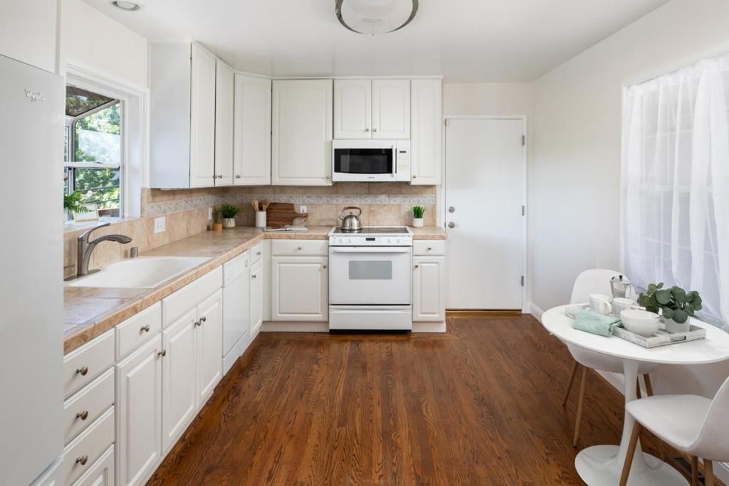 Image 9 of property listing at 1029 Lupin (Lower) Way, San Carlos, CA 94070