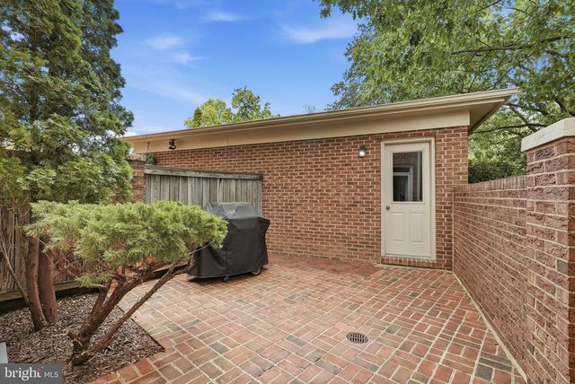 2638 FAIRFAX DR, Arlington, VA 22201