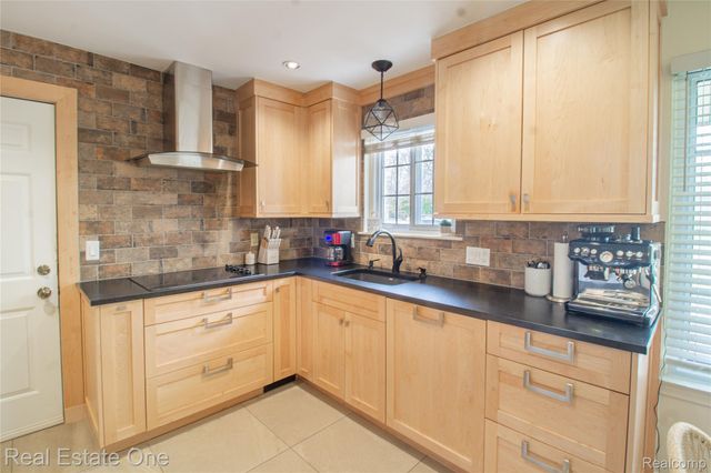 28781 Ravenwood Street, Farmington Hills, MI 48334