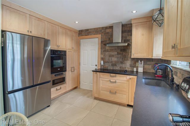 28781 Ravenwood Street, Farmington Hills, MI 48334