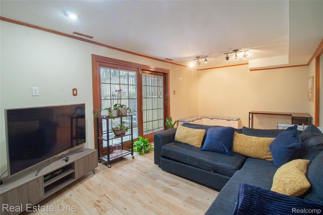 28781 Ravenwood Street, Farmington Hills, MI 48334