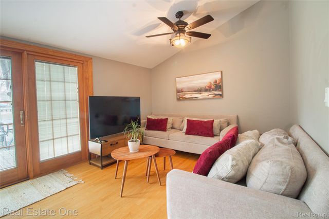 28781 Ravenwood Street, Farmington Hills, MI 48334