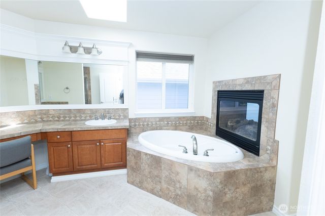 11816 SE 240th Place, Kent, WA 98030
