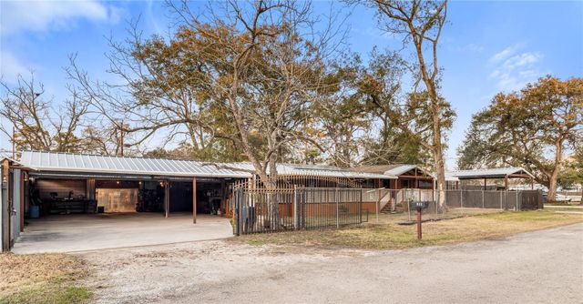 214 Lochness Drive, Highlands, TX 77562