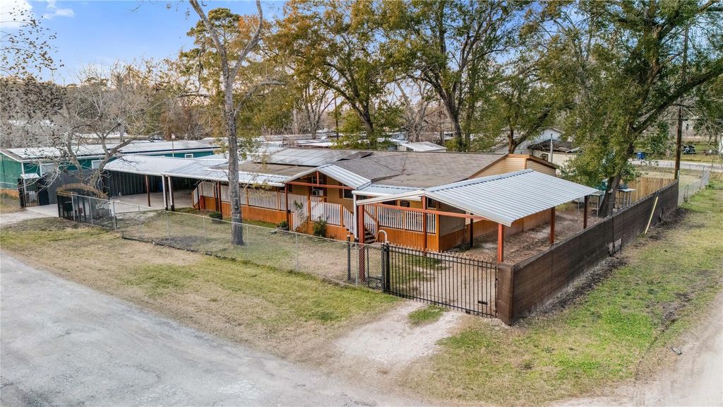 214 Lochness Drive, Highlands, TX 77562