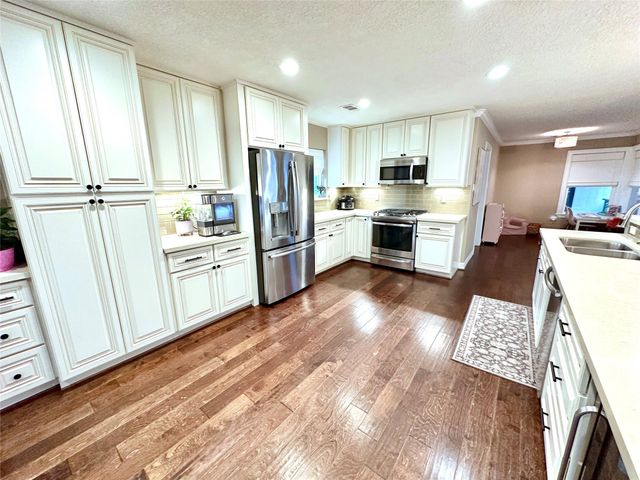 510 N Shadowbend Avenue, Friendswood, TX 77546