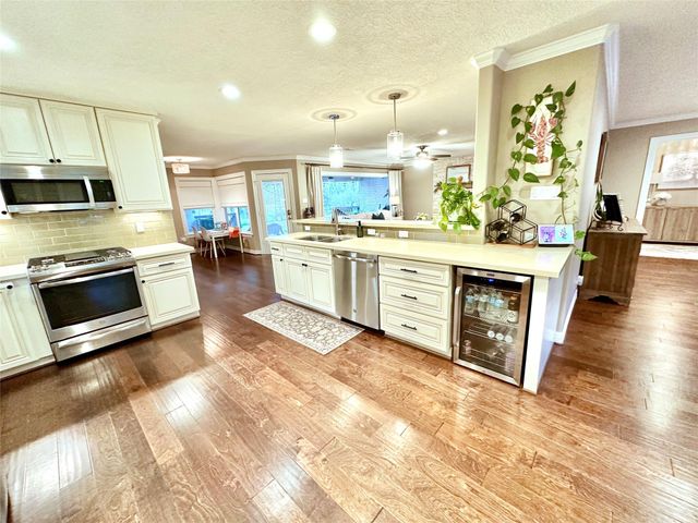 510 N Shadowbend Avenue, Friendswood, TX 77546