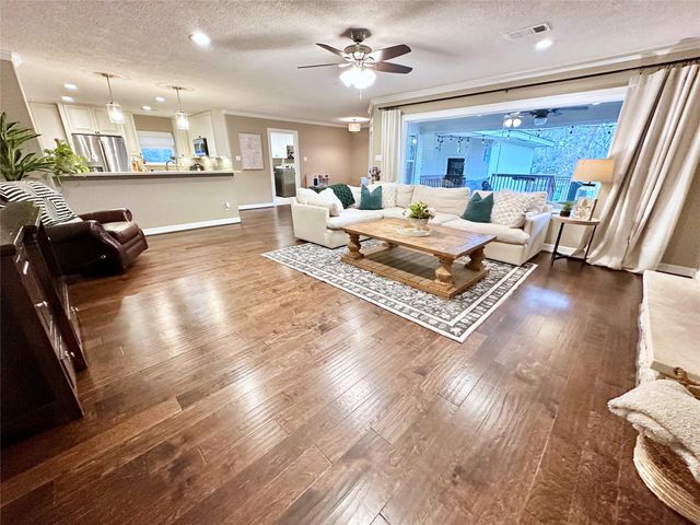 510 N Shadowbend Avenue, Friendswood, TX 77546