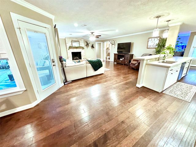 510 N Shadowbend Avenue, Friendswood, TX 77546