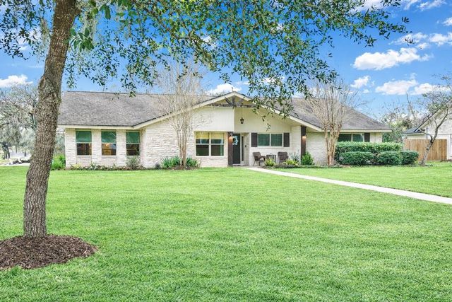 510 N Shadowbend Avenue, Friendswood, TX 77546