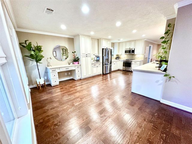 510 N Shadowbend Avenue, Friendswood, TX 77546