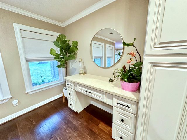 510 N Shadowbend Avenue, Friendswood, TX 77546