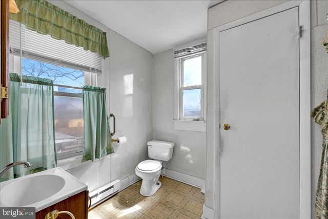 216 E DONEGAL ST, Mount Joy, PA 17552