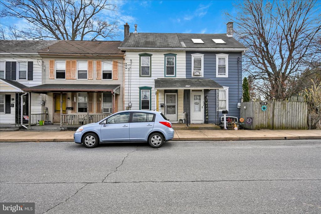 216 E DONEGAL ST, Mount Joy, PA 17552