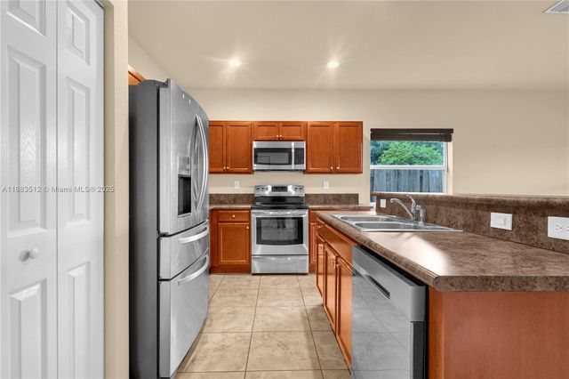 2401 NE 4th St, Homestead, FL 33033