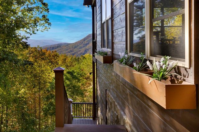 7031 Black Bear Trail, Hiawassee, GA 30546