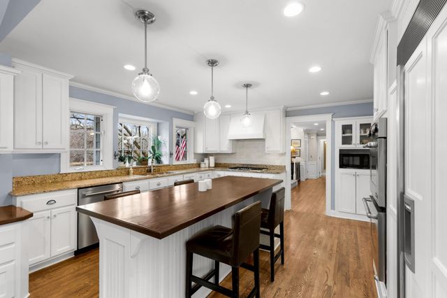 4236 Heathcote Road, Deephaven, MN 55391