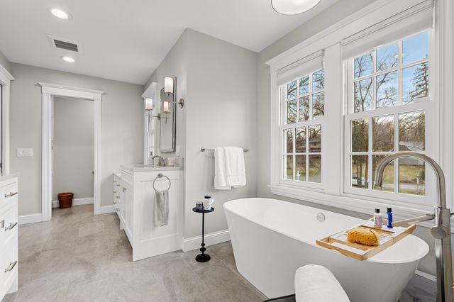 4236 Heathcote Road, Deephaven, MN 55391