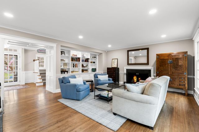 4236 Heathcote Road, Deephaven, MN 55391