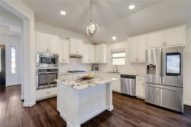209 Wynnpage DR, Dripping Springs, TX 78620