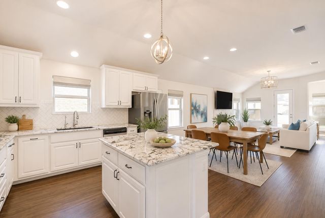 209 Wynnpage DR, Dripping Springs, TX 78620