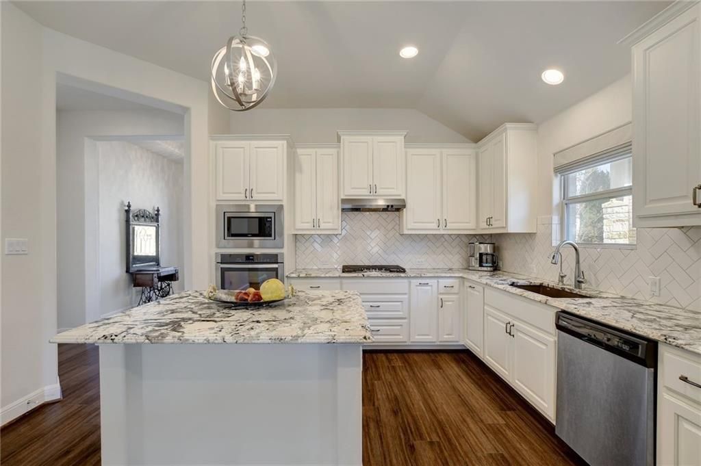 209 Wynnpage DR, Dripping Springs, TX 78620